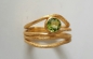 Preview: Wellen-Ring goldplattiert mit einem Peridot
