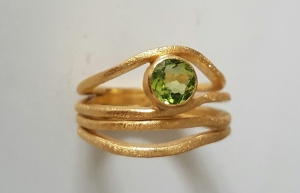 Wellen-Ring goldplattiert mit einem Peridot