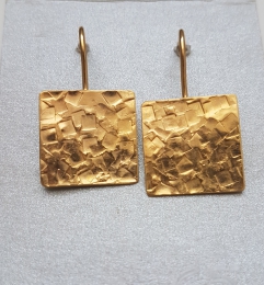 Quadratische Ohrhänger mit Struktur, goldplattiert