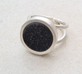 Schlichter, attraktiver Ring mit einem Achatkristall.