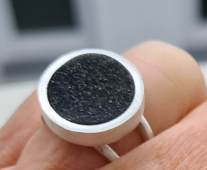 Schlichter, attraktiver Ring mit einem Achatkristall.