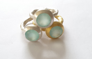 Ring "Organic" mit einem helblauen Chalcedon