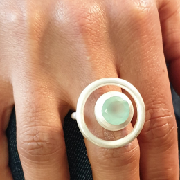 Ausgefallener, runder Ring mit einem hellblauen Chalcedon.