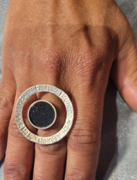 Ausgefallener, runder Ring mit einem Achatkristall und einem Mantra.