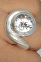 Geschwungener Ring mit einem Bergkristall