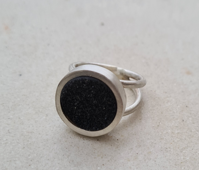 Schlichter, attraktiver Ring mit einem Achatkristall.