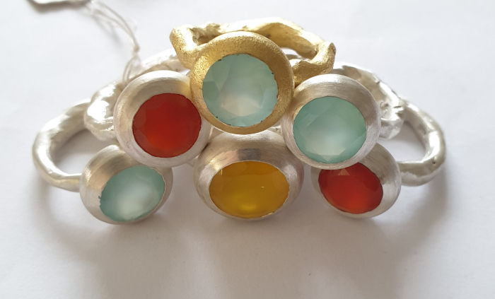 Ring "Organic" mit einem helblauen Chalcedon