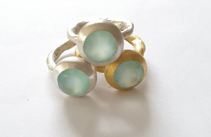 Ring "Organic" mit einem helblauen Chalcedon