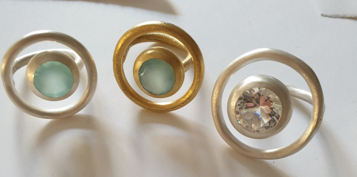 Ausgefallener, runder Ring mit einem hellblauen Chalcedon.