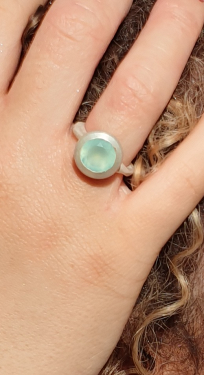 Ring "Organic" mit einem helblauen Chalcedon
