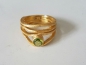 Preview: Wellen-Ring goldplattiert mit einem Peridot