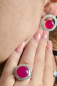 Preview: Große, runde Ohrstecker mit einem leuchtend pinkfarbenen Chalcedon.
