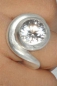 Preview: Geschwungener Ring mit einem Bergkristall