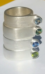 Breiter Ring mit einem Edelstein