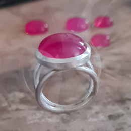 Ring mit einem leuchtend, pinkfarbenen Chalcedon.