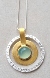 Großer, beweglicher Anhänger mit eingestempeltem Mantra und Edelstein