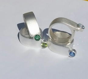 Breiter Ring mit einem Edelstein