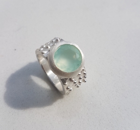 Stachelring mit einem Chalcedon