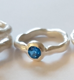 Ring "Organic" mit einem Topas