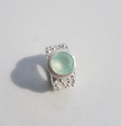 Stachelring mit einem Chalcedon