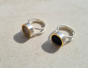 Schlichter, attraktiver Ring mit einem Achatkristall mit goldenem Rand