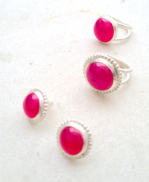 Ring mit einem leuchtend, pinkfarbenen Chalcedon.