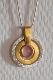 Preview: Großer, beweglicher Anhänger mit eingestempeltem Mantra und Edelstein