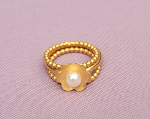 Hübscher Ring goldplattiert mit einer Blume und einer Süßwasserperle