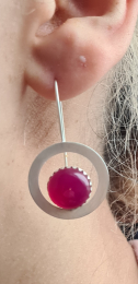 Große, runde Ohrhänger mit einem leuchtend pinkfarbenen Chalcedon.
