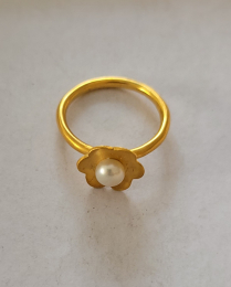 Hübscher Ring goldplattiert mit einer Blume und einer Süßwasserperle