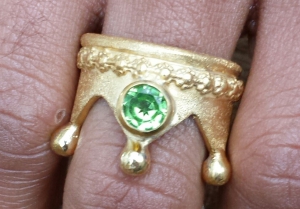 Goldener Krönchenring mit einem Peridot