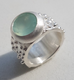 Stachelring mit einem Chalcedon