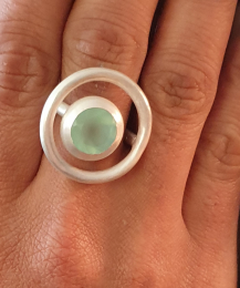 Ausgefallener, runder Ring mit einem hellblauen Chalcedon.