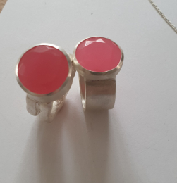 Massiver Ring aus der Kollektion " Organic" mit einem pinkfarbenen Edelstein