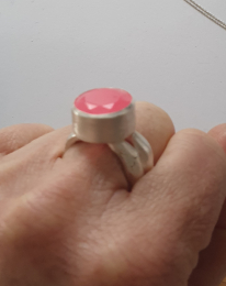 Massiver Ring aus der Kollektion " Organic" mit einem pinkfarbenen Edelstein