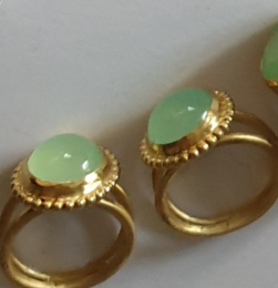 Ring "Mojitomacaron", goldplattiert mit einem Phrenit.