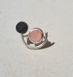 Ausgefallener Ring mit zwei Edelsteinen