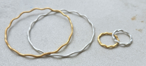 Einfacher Wellenring goldplattiert