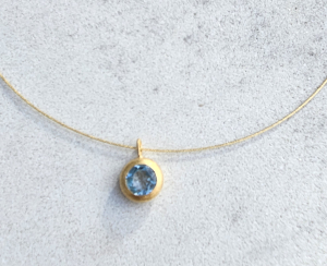 Kleiner, goldplattierter Topasanhänger.