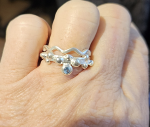 Kugelring mit Wellenring und einem Topas.