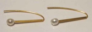 Elegante Ohrhänger goldplattiert mit Süßwasserperlen.