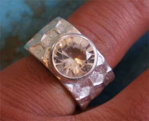 Breiter, massiver Ring Biene
