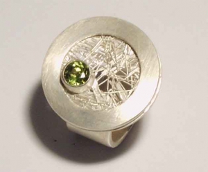 Ring Faser mit einem Peridot.