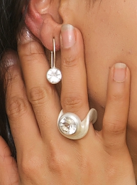 Geschwungener Ring mit einem Bergkristall