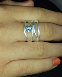 Ring " Wellen " mit einem Topas
