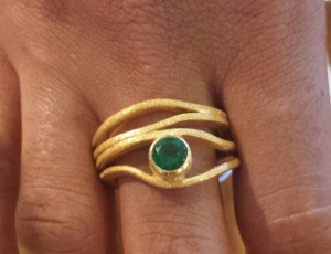 Wellen-Ring goldplattiert mit einem Peridot