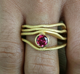 Wellen-Ring goldplattiert mit einem Peridot