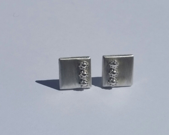 Quadratische Ohrstecker mit Verzierung