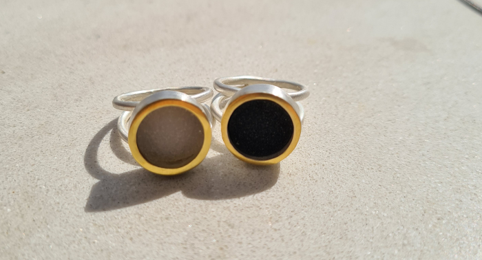 Schlichter, attraktiver Ring mit einem Achatkristall mit goldenem Rand