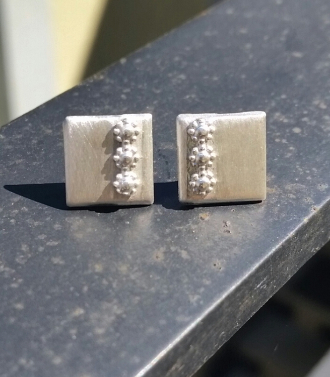 Quadratische Ohrstecker mit Verzierung